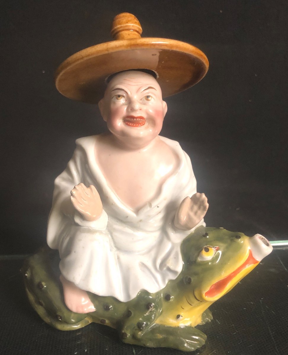 RARE encrier Magot Chinois sur une grenouille XIXe Porcelaine polychrome Chine