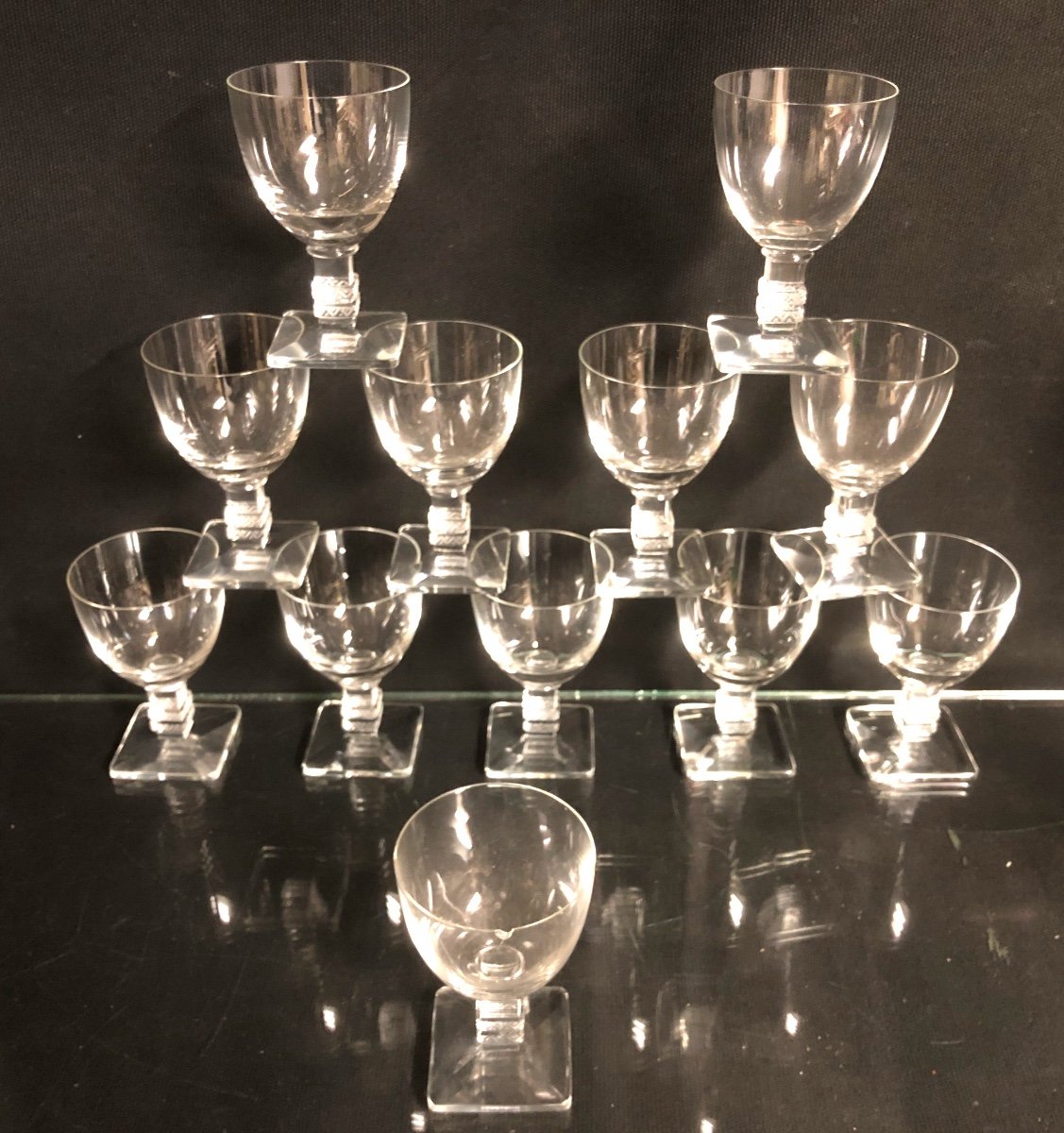 Rare suite de 12 rince-doigts et 12 soucoupes en cristal,Lalique,modèle St  Hubert. - Dans de beaux draps