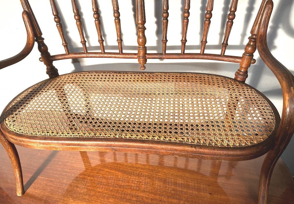 PETITE BANQUETTE Thonet dlg pour poupée ou enfant en bois courbé et fond de canne 87 cm Art Nouveau vers 1900-photo-2