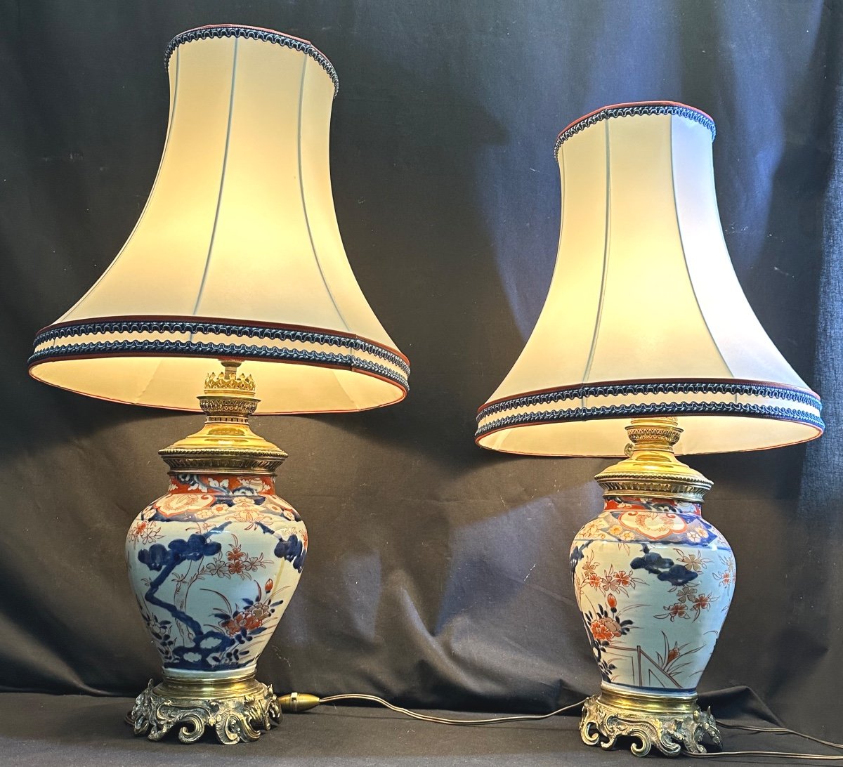 Pair Of 19th Century Imari Porcelain Lamps With Bronze Mounts With Lampshade-photo-2