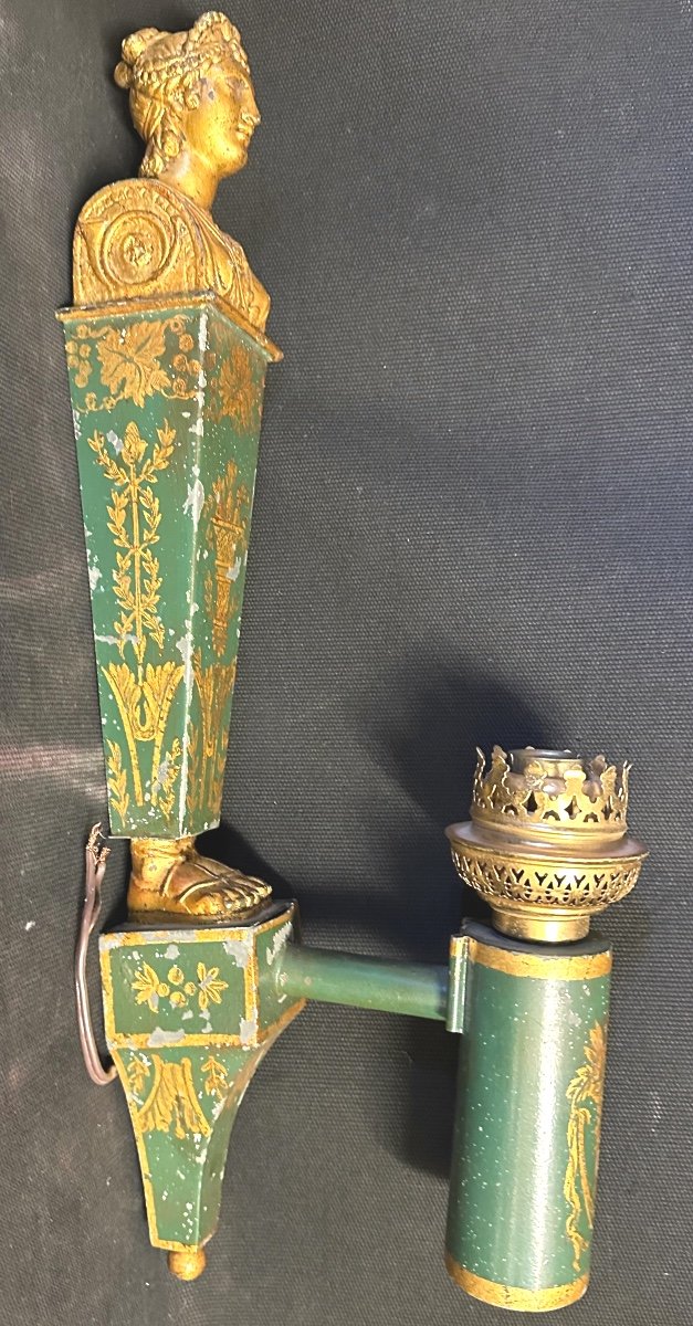 Late 18th Century Consulate Quinquet Wall Lamp Green And Gold Varnished Sheet Metal Bust Diana 