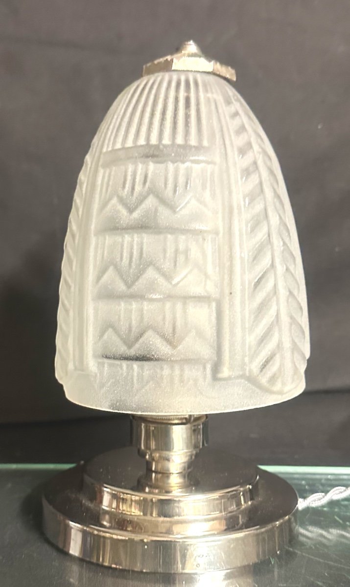 Lampe Art Deco 1930 en métal chromé et verre pressé géométrique En très bon état veilleuse-photo-1