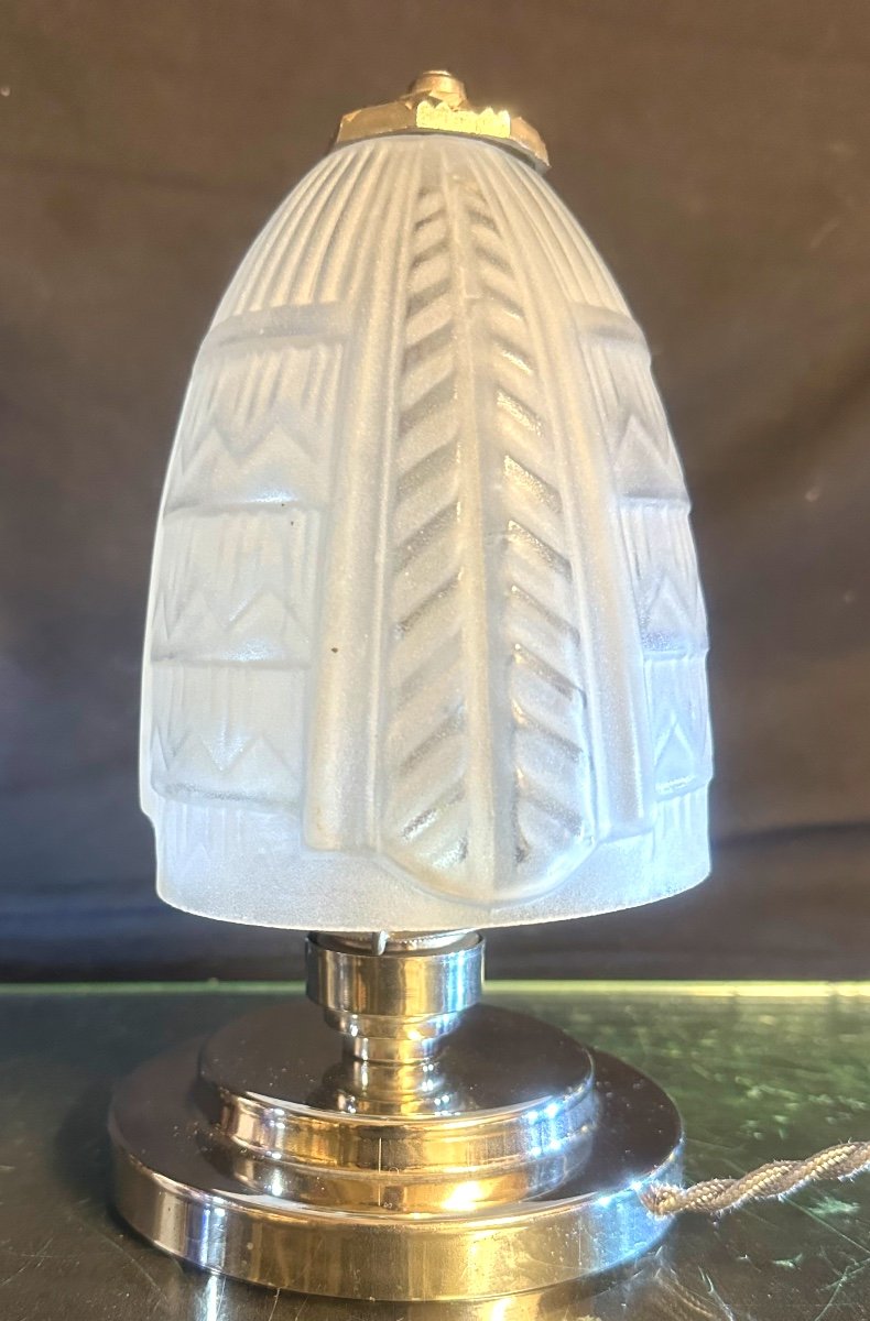 Lampe Art Deco 1930 en métal chromé et verre pressé géométrique En très bon état veilleuse