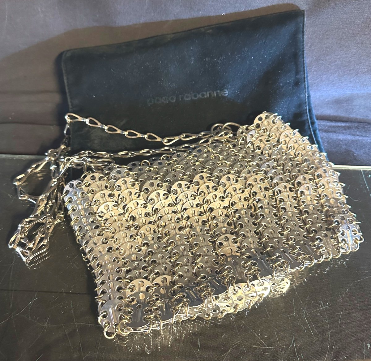 PACO RABANNE RARE Sac métallique 1969 Modèle Nano argenté signé avec sa pochette d’origine 