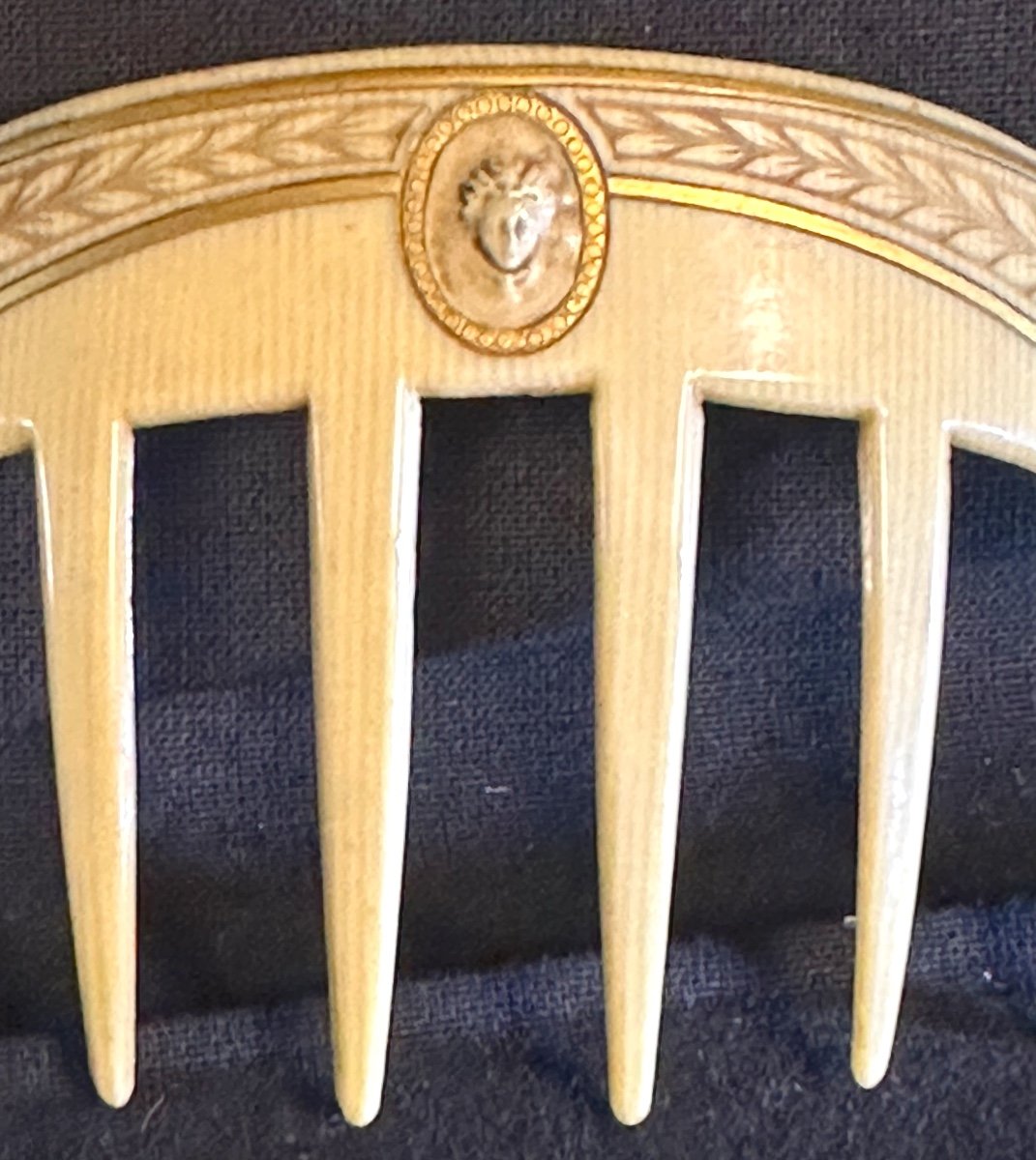 Elegant 1900 Bakelite Hair Comb In Ivory Embossed-photo-2