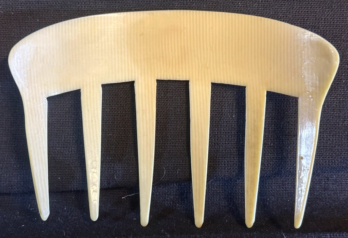 Elegant 1900 Bakelite Hair Comb In Ivory Embossed-photo-2