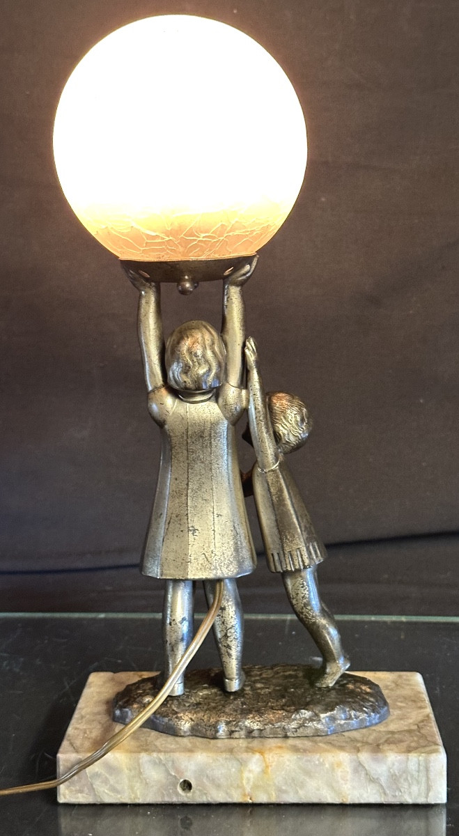 Charmante lampe Art Deco 1930 Enfants jouant au ballon jeu Tres Bon état -photo-3