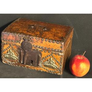 17th Century Box In Wood And Leather Count's Crowns With Fleur De Lys Hasp Lock