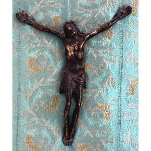 Christ en bronze XVIIe sur support en tissu brodé ancien 
