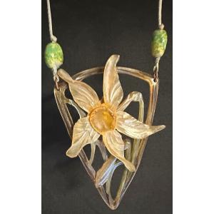 Collier Pendentif Art Nouveau 1900 Orchidée en corne blonde verre et soie Bijou