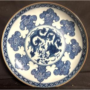 Chine Plat Creux En Porcelaine Signé à  Décor De Dragon En Bleu XXe S