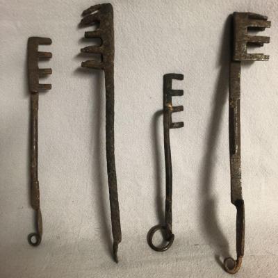 4 Anciennes CLEFS de serrure porte ou coffre en fer forgé Afrique Clef XIXe