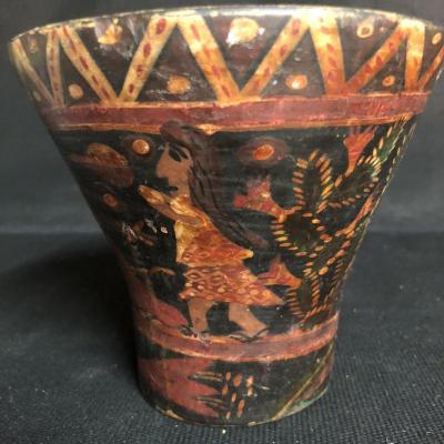 Ancien et curieux pot conique peint Travail ethnique 11 cm Amérindien ?