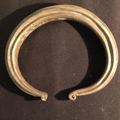 Spectaculaire bracelet de bras en bronze fin XIXe Ethnique Côte d'Ivoire esclave