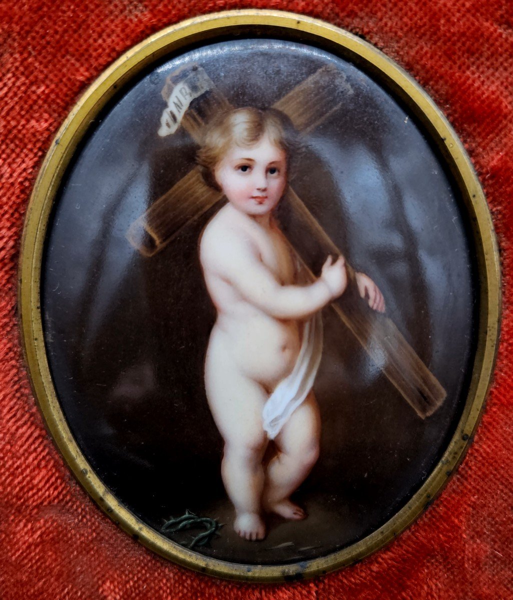 Curieuse Peinture Sur Porcelaine d'Un Enfant Portant Sa Croix-photo-2