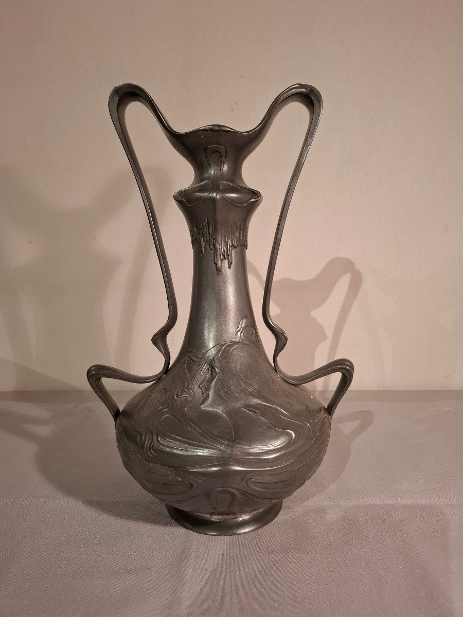 Vase En étain D’époque Art Nouveau Signé J. Rob Hannig 1900.