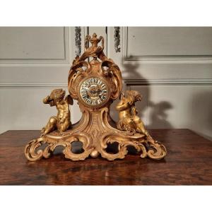 Pendule En Bronze Aux Angelots De Style Louis XV, D’époque XIXème Siècle.