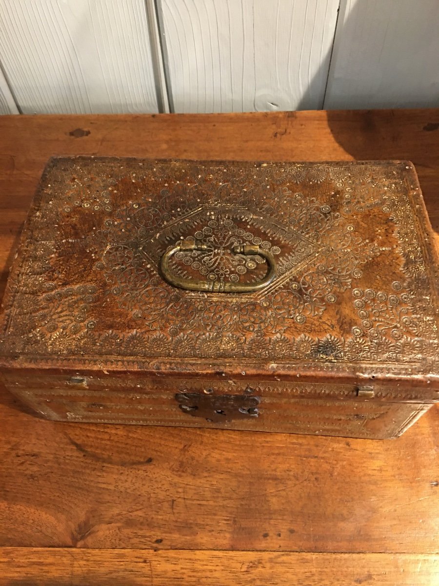 Fauve Leather Box Struck With Gold 17th Century -photo-2