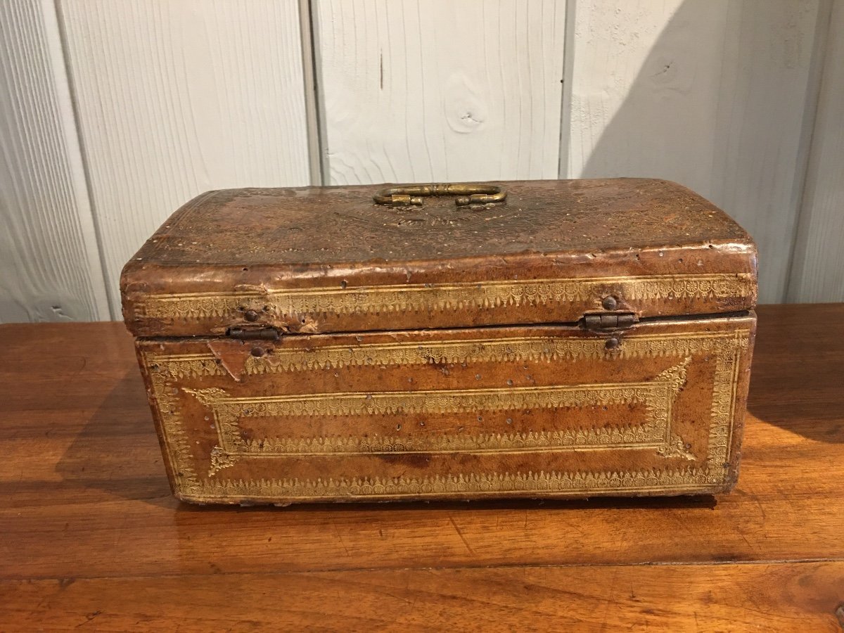 Fauve Leather Box Struck With Gold 17th Century -photo-3