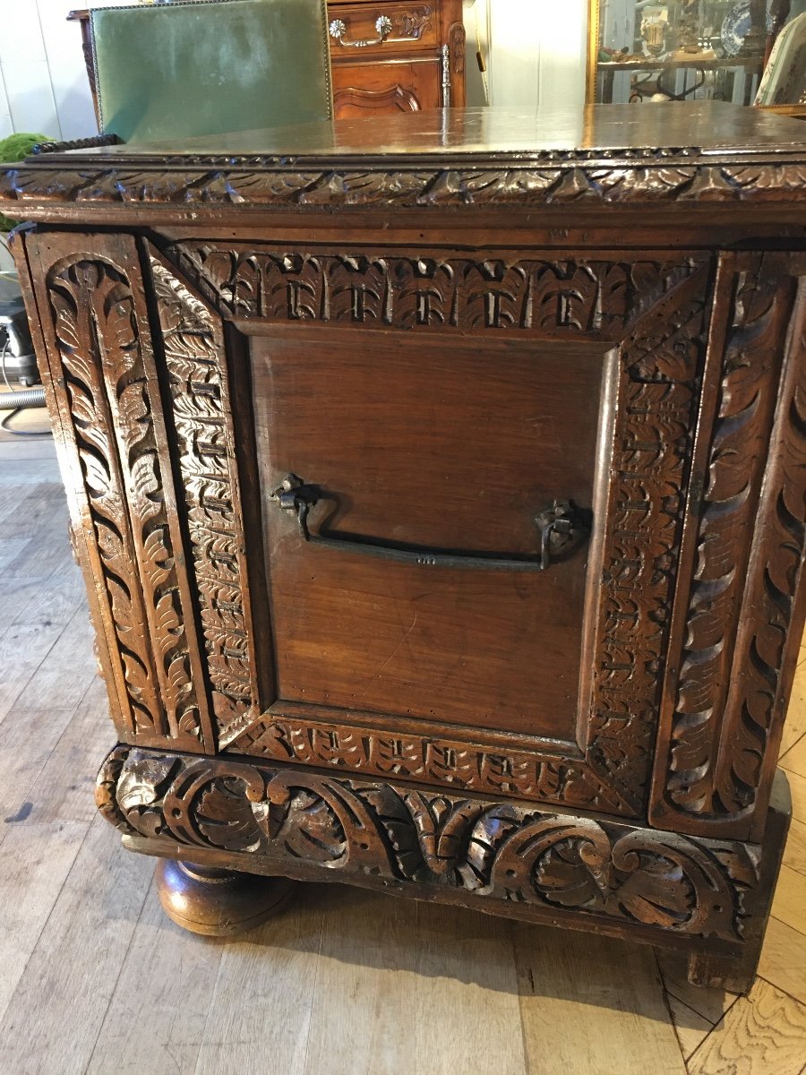 17th Century Carved Walnut Chest -photo-2