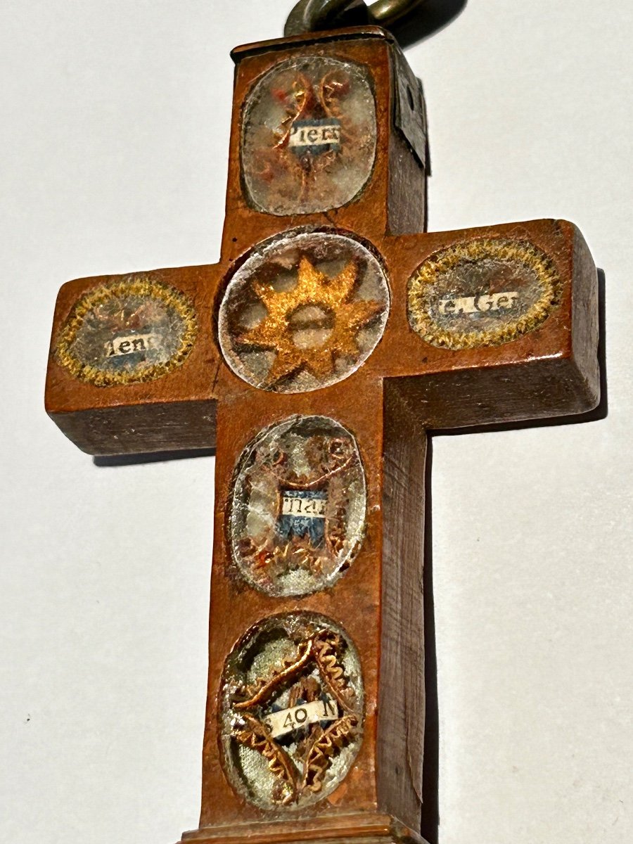 Reliquary Cross Pendant In Carved Boxwood, Several Relics. 18th Century-photo-3