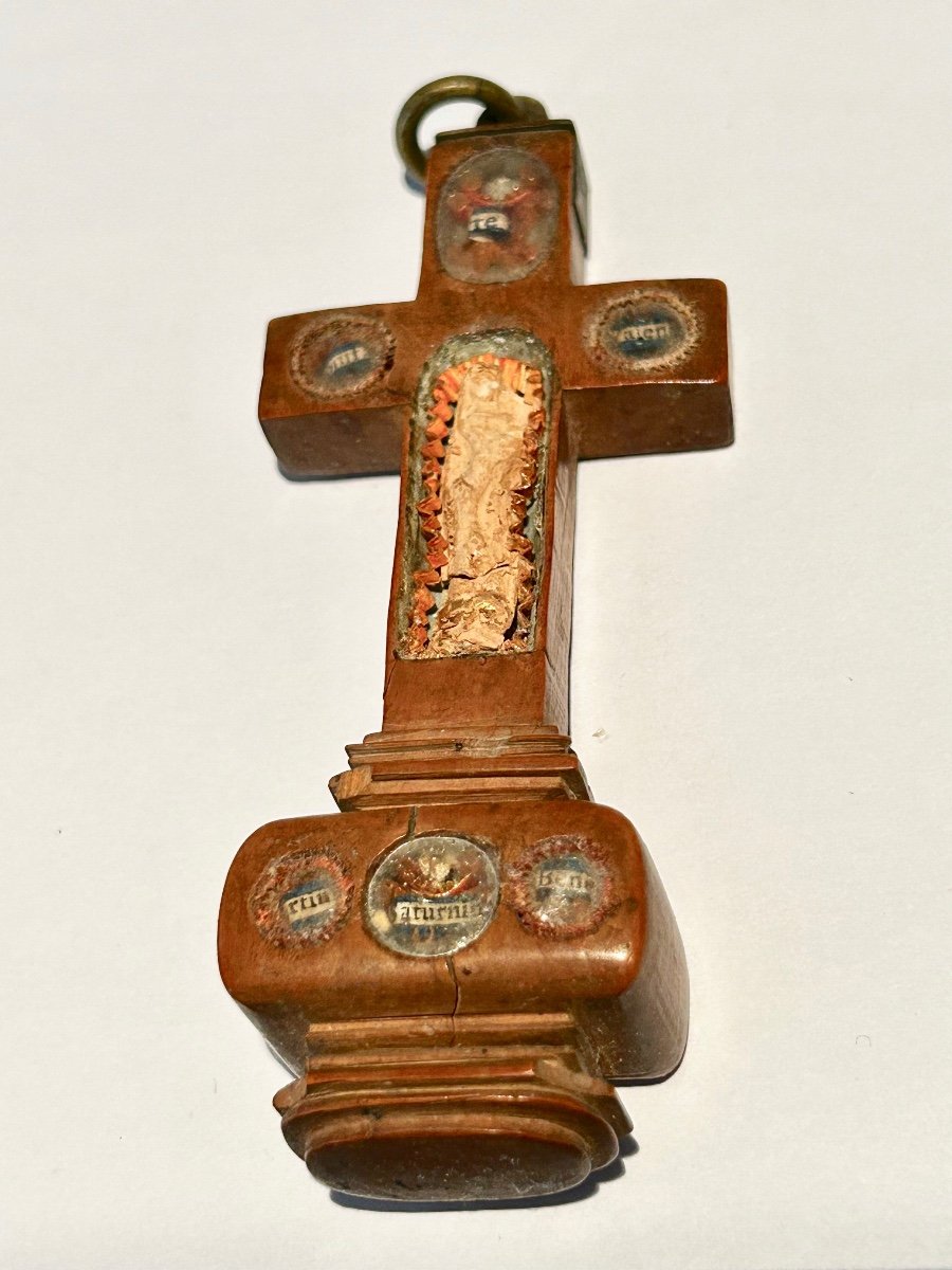 Reliquary Cross Pendant In Carved Boxwood, Several Relics. 18th Century-photo-1