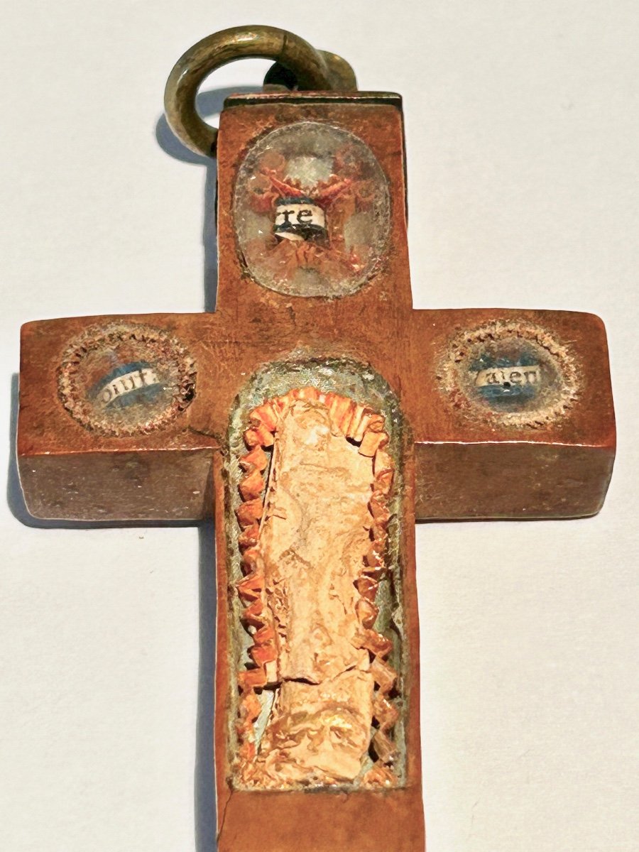 Reliquary Cross Pendant In Carved Boxwood, Several Relics. 18th Century-photo-3