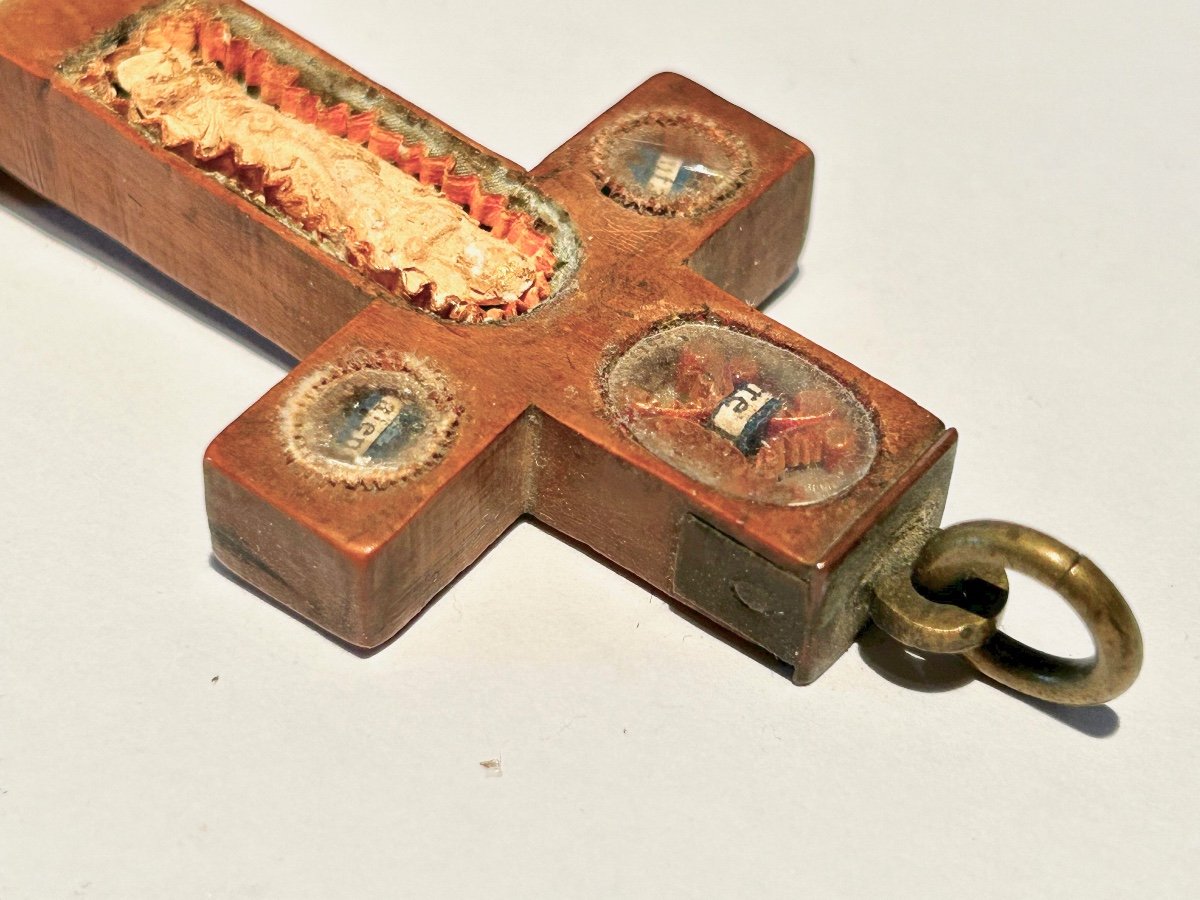 Reliquary Cross Pendant In Carved Boxwood, Several Relics. 18th Century-photo-5