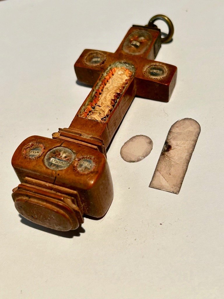 Reliquary Cross Pendant In Carved Boxwood, Several Relics. 18th Century-photo-6