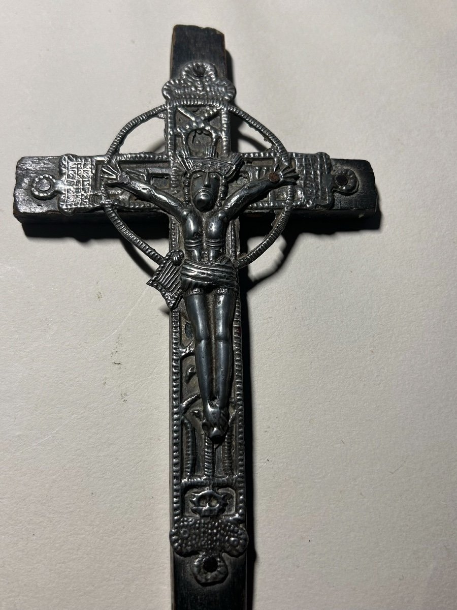 Crucifix Espagnol , XVIIIe Siècle , étain Et Bois Noirci.