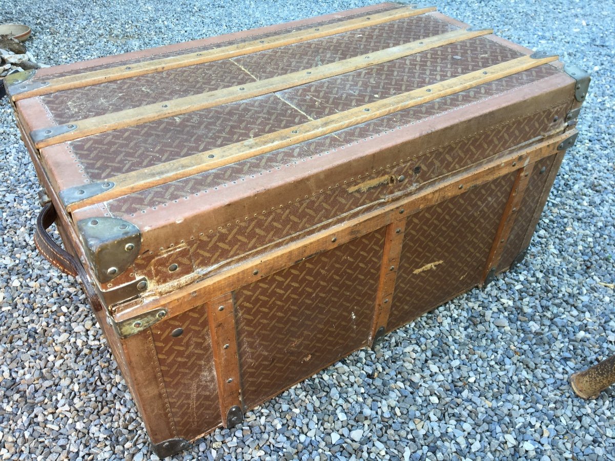 Old Travel Trunk. Made In Switzerland Graeser Lausanne-photo-1