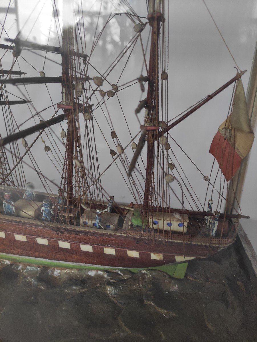 Proantic: Maquette De Bateau Trois-mâts Barque avec marins. Vitrine d