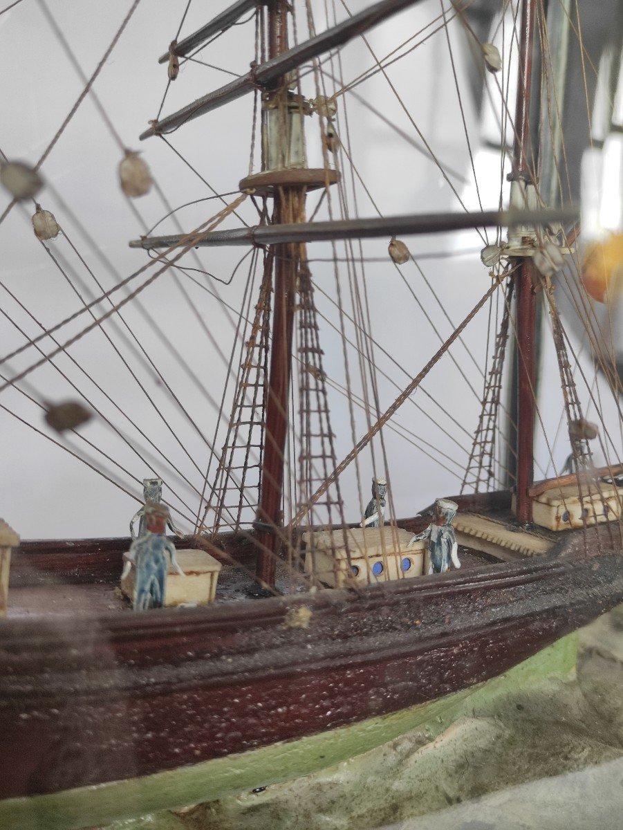 Proantic: Maquette De Bateau Trois-mâts Barque avec marins. Vitrine d