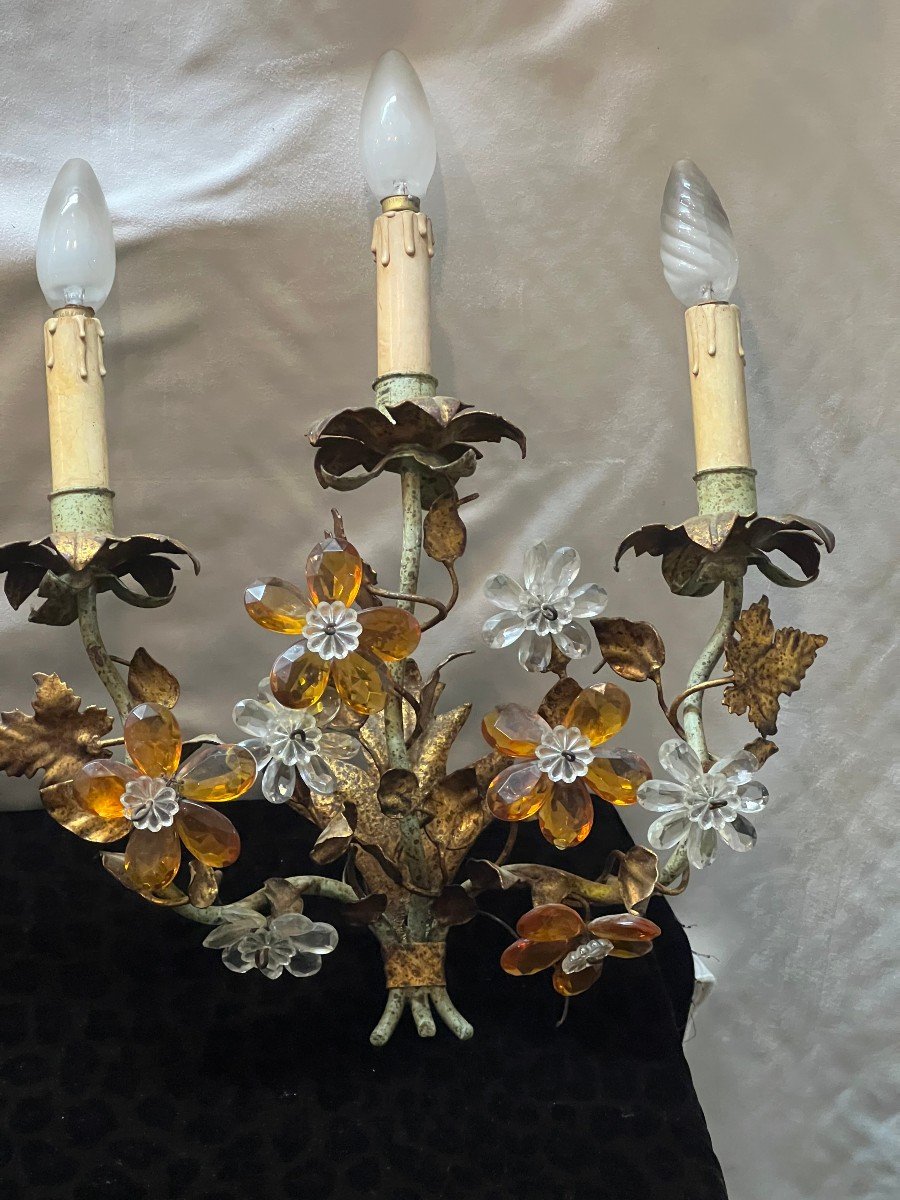 Pair Of Baguès Style Wall Lights With Crystal Flowers And Gold Sheet Metal-photo-1