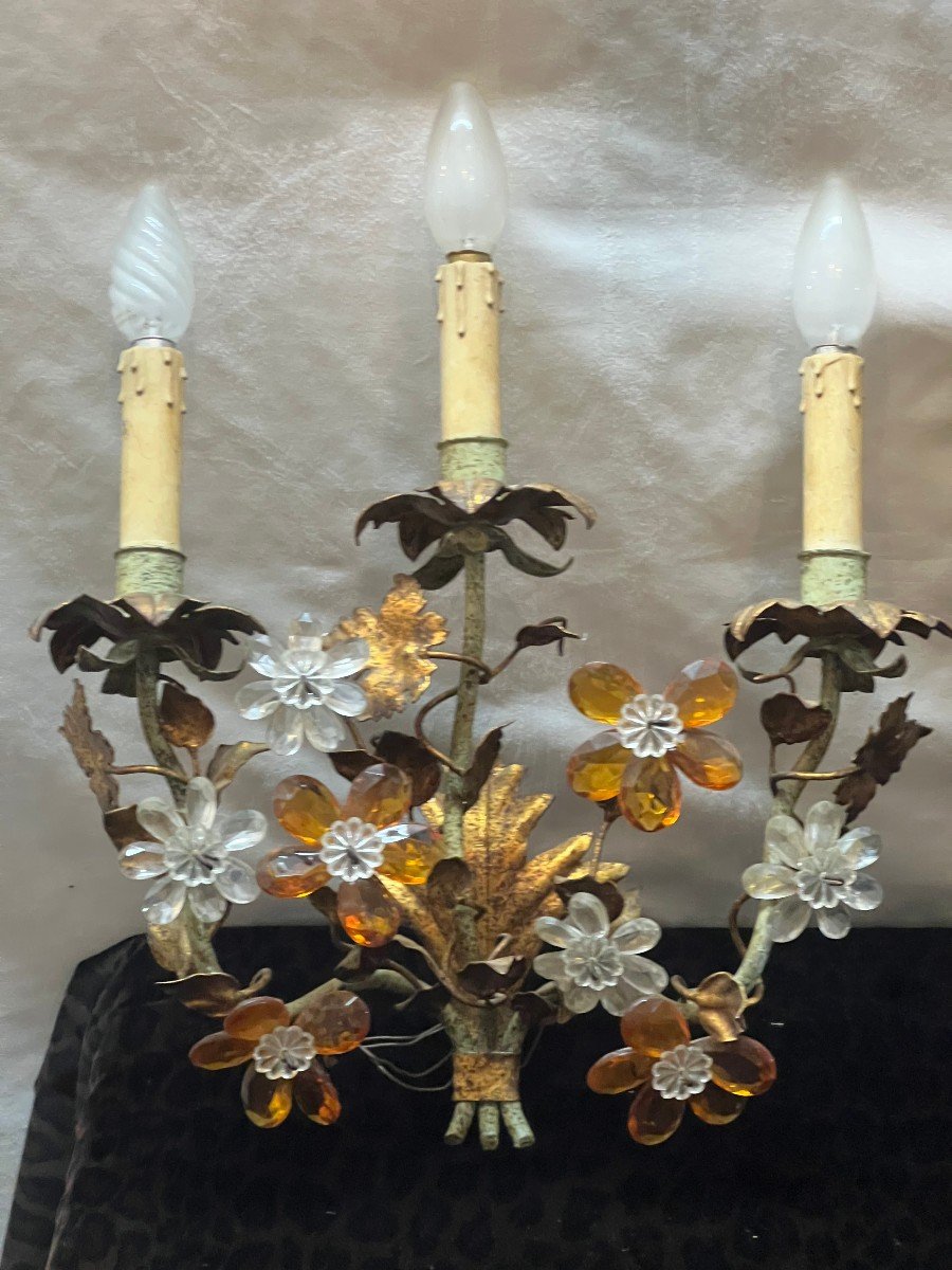 Pair Of Baguès Style Wall Lights With Crystal Flowers And Gold Sheet Metal-photo-2