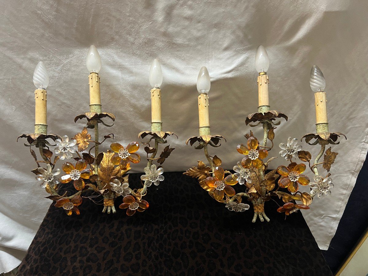 Pair Of Baguès Style Wall Lights With Crystal Flowers And Gold Sheet Metal-photo-8