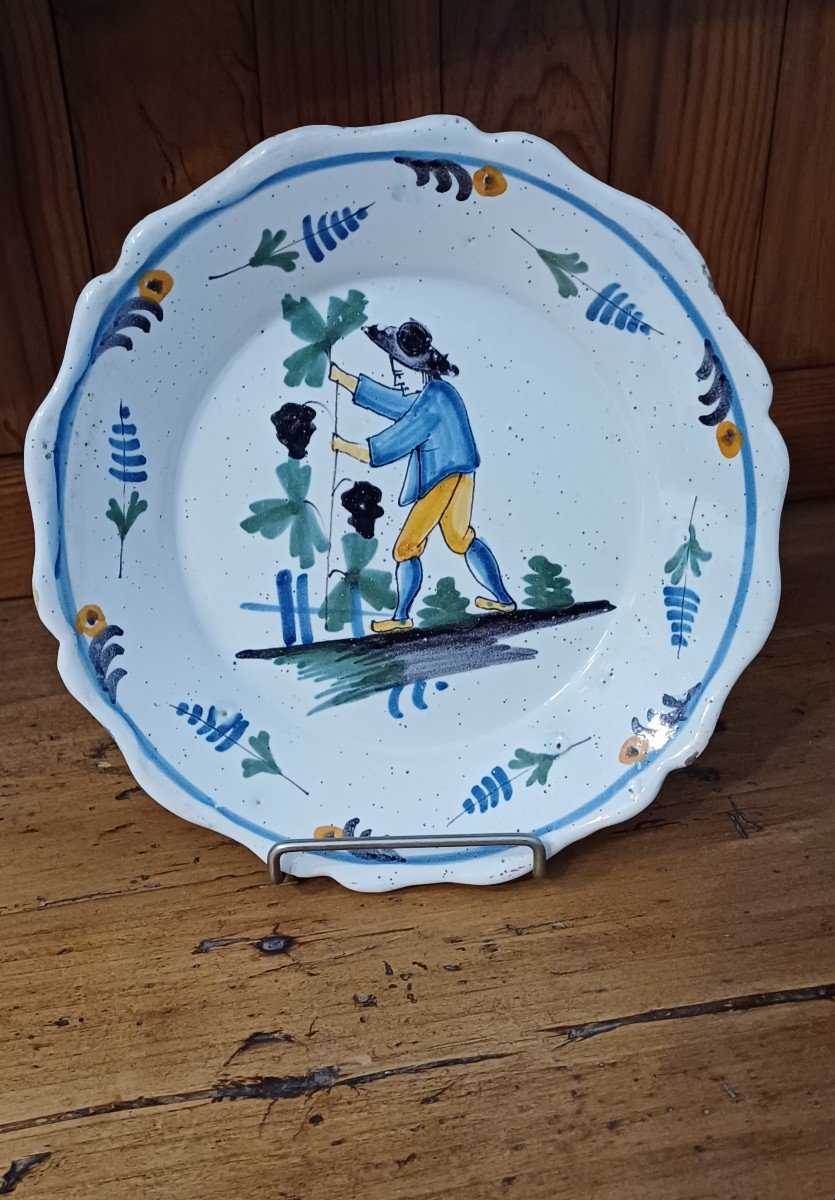 Assiette En Faïence Polychrome 19 E Nivernaise Sur Le Thème De La Vigne 