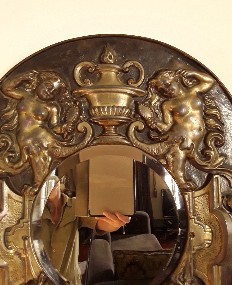 Important Miroir En Laiton Repoussé. -photo-1