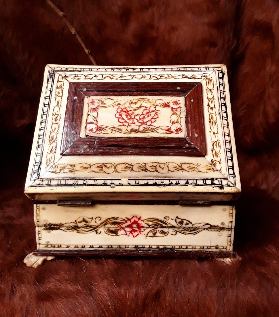 Coffret à Bijoux en os mammouth - morse. (Russie).