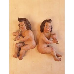 Paire De Putti En Bois Polychrome. H 59 cm.