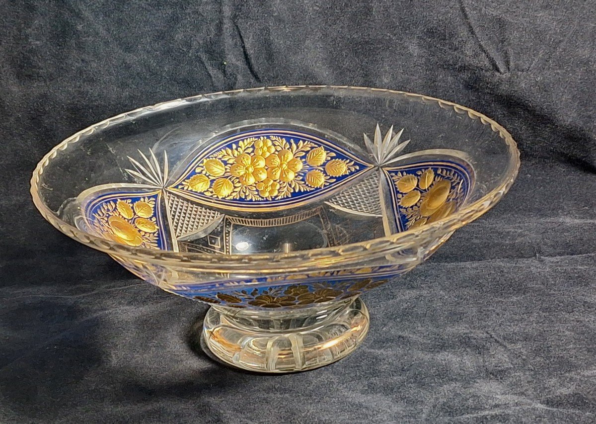 Coupe en cristal moulé et taillé , décor  floral  doré .