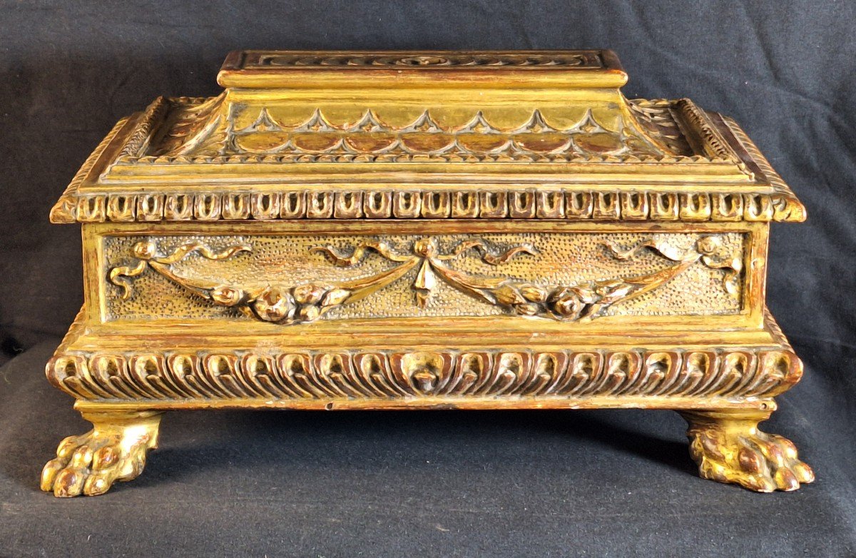 Tomb-shaped Box In Carved And Gilded Wood.-photo-2