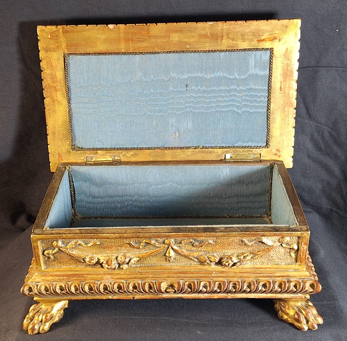 Tomb-shaped Box In Carved And Gilded Wood.-photo-3