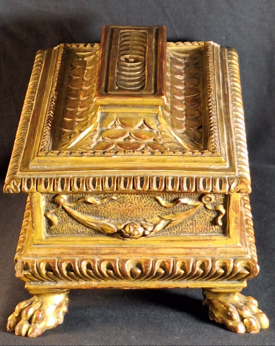 Tomb-shaped Box In Carved And Gilded Wood.-photo-8