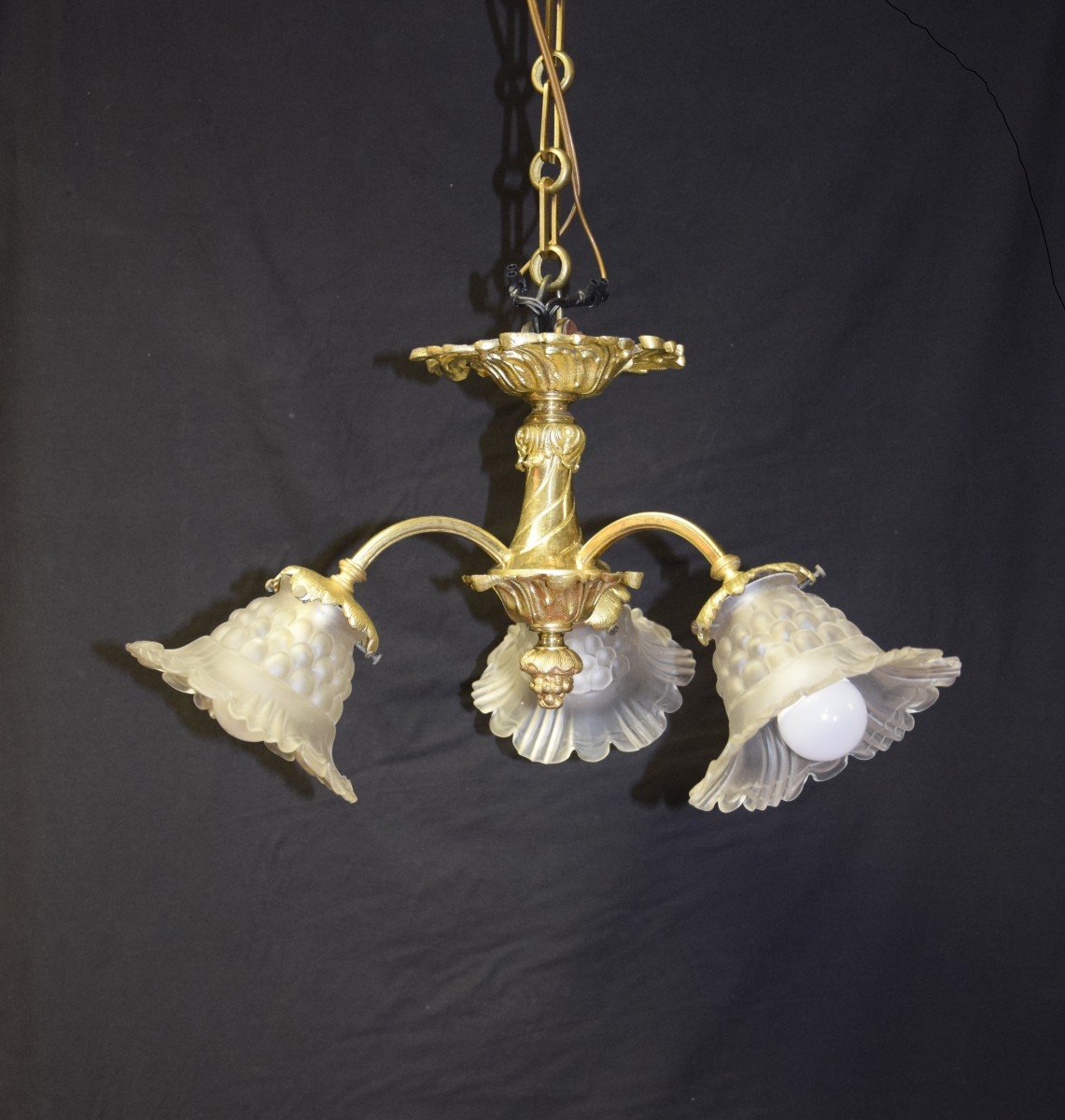 Lustre/suspension en bronze doré , 3 bras de lumière, fin XIXème 