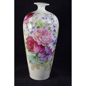 Vase en porcelaine , manufacture Jean Pouyat  Limoges , décor floral 