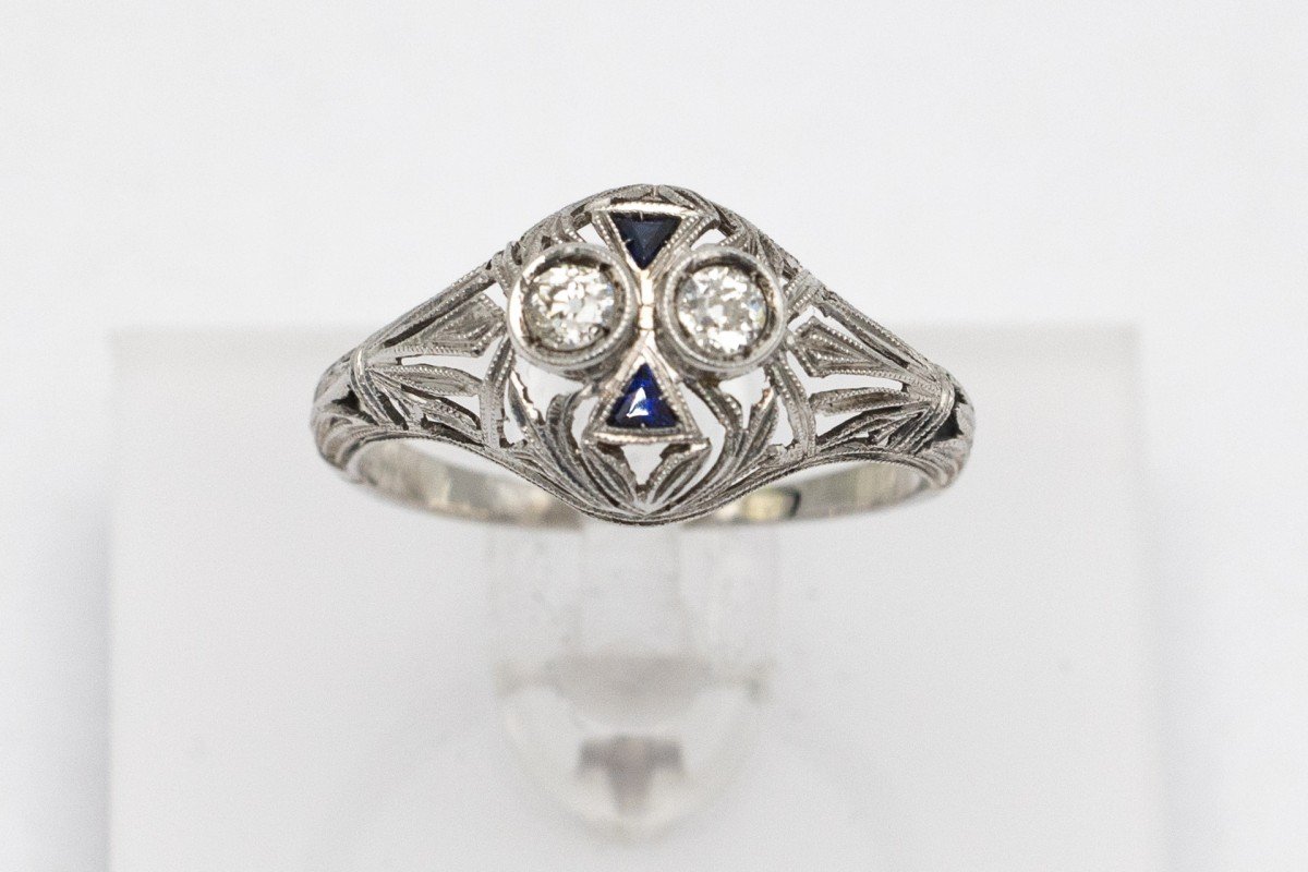 Art Deco Ring With Diamonds And Sapphires.