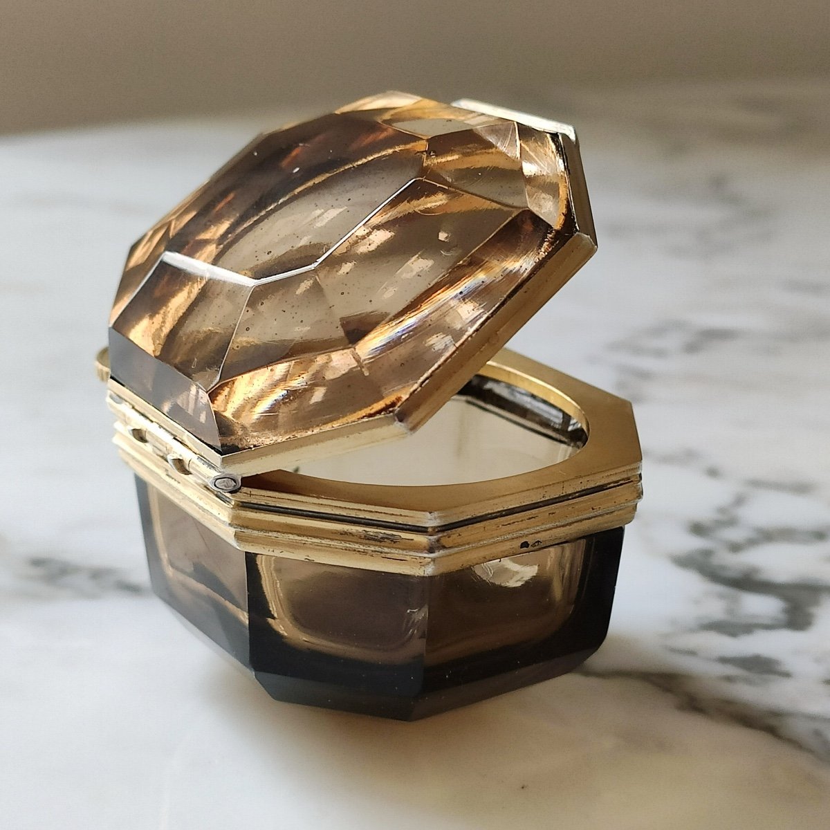 Gaston Bardiès: Rare Small Octagonal Box In Smoked Crystal And Silver Vermeil Art Deco. C1910