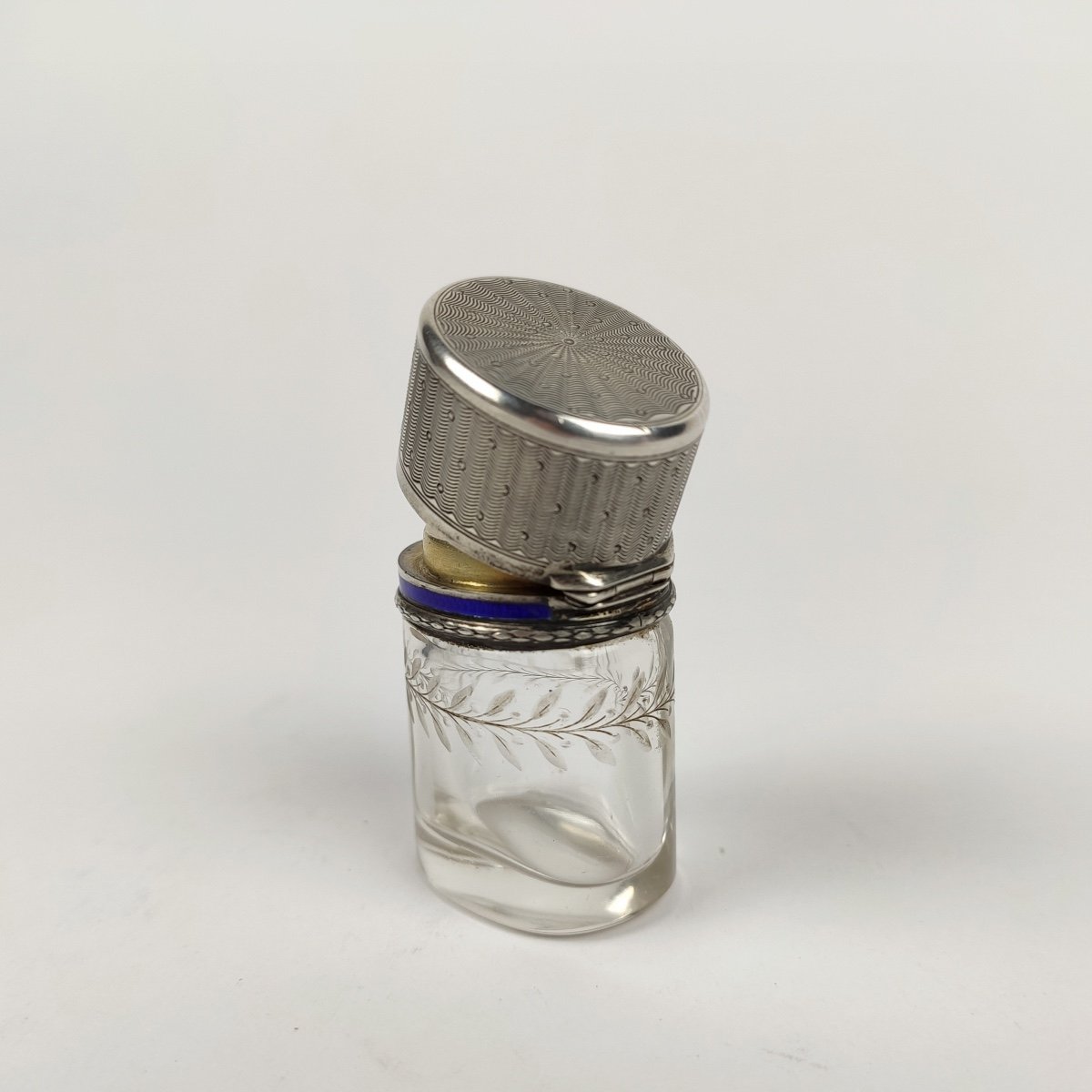 Gas Scheid / Franz Hiess & Sohne: Charming Perfume Bottle In Enamelled Sterling Silver And Crystal-photo-7