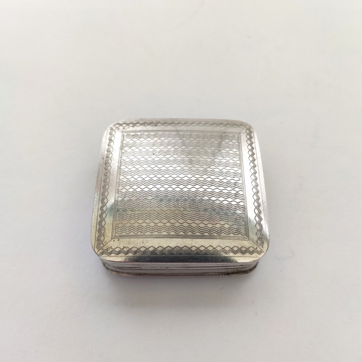 Old And Charming Pill Box In Sterling Silver Guilloché, 1st Half Of The 19th Century.-photo-3